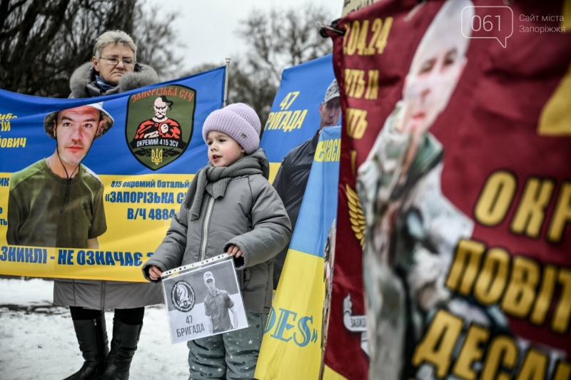 &laquo;Замість різдвяних подарунків - пожиттєві вироки&raquo;: у Запоріжжя відбувся перформанс &laquo;Різдво в полоні&raquo;