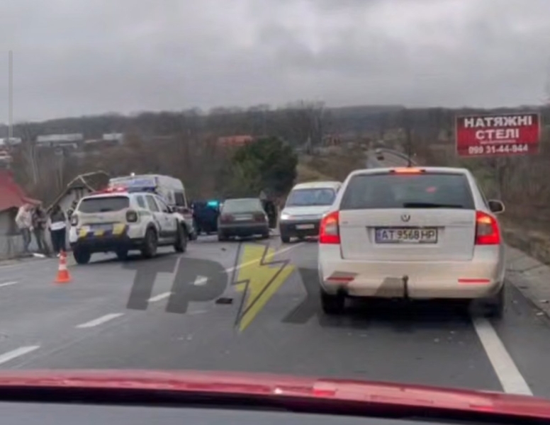 Серйозна аварія на Прикарпатті: один з автомобілів у кюветі (ФОТО)