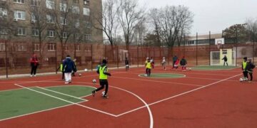 «Футбол звучить сильніше за сирени»: як у Запоріжжі діти повертаються до гри на нових шкільних майданчиках