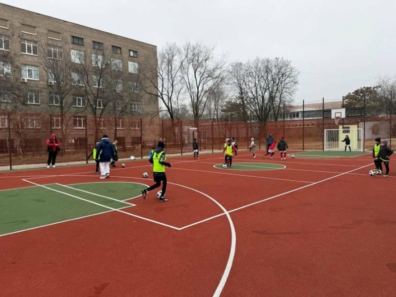 «Футбол звучить сильніше за сирени»: як у Запоріжжі діти повертаються до гри на нових шкільних майданчиках