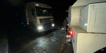 У Запоріжжі рятувальники відбуксирували вантажівку, що застрягла через негоду