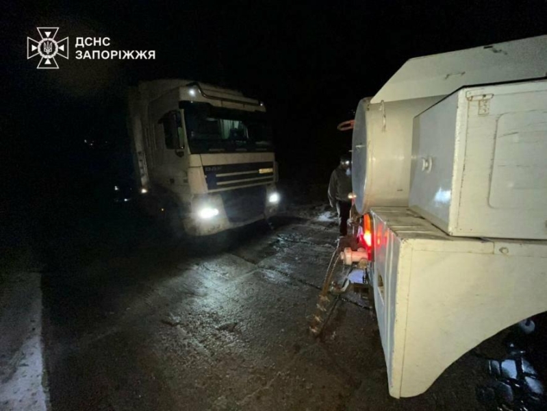 У Запоріжжі рятувальники відбуксирували вантажівку, що застрягла через негоду