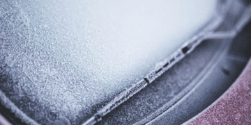 Як розморозити лобове скло за лічені хвилини: простий лайфхак