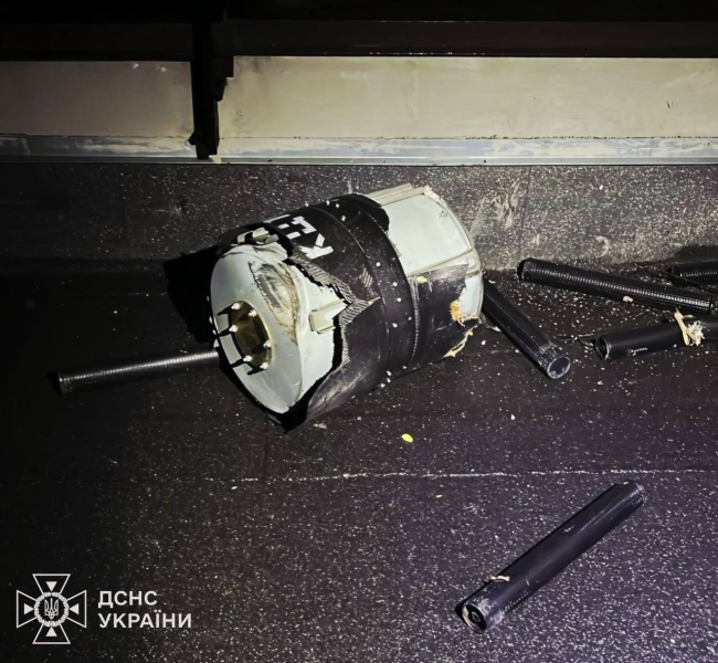 У Вишгороді БпЛА впав на дах будинку під час нічної атаки, але не вибухнув