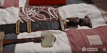 Зброя гунів, скіфські мечі та візантійські ікони: як російські окупанти розкрадають унікальні скарби українських музеїв