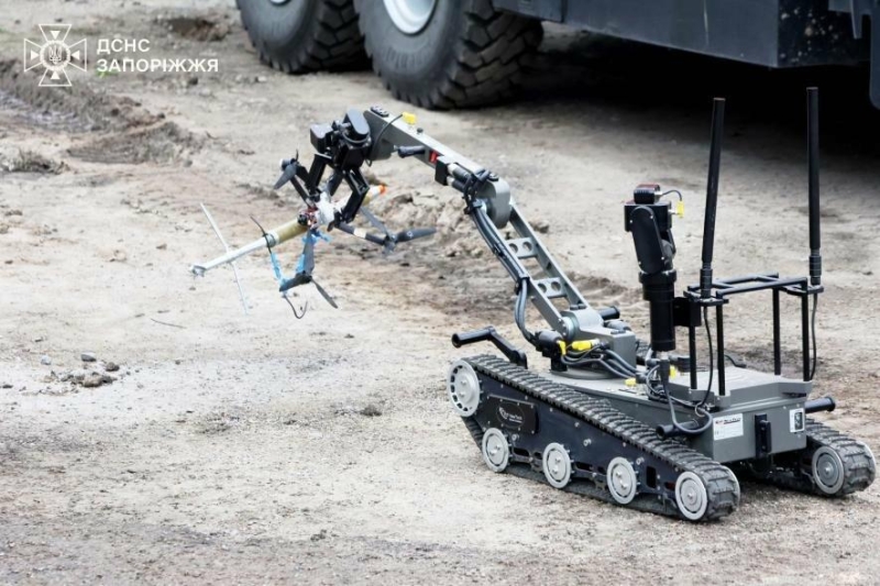 У Запоріжжі рятувальники тренуються розміновувати території роботизованими комплексами