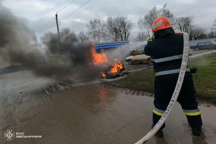 Горіла автівка і підвал: на Шепетівщині за день зафіксували дві пожежі