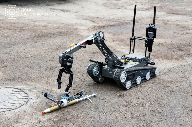 У Запоріжжі рятувальники тренуються розміновувати території роботизованими комплексами