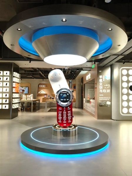 У китайському музеї мобільних телефонів виставлена двометрова функціональна репліка легендарної Motorola V70