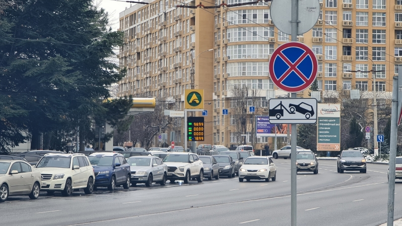 У Криму другий день поспіль відсутні популярні марки бензину – активіст