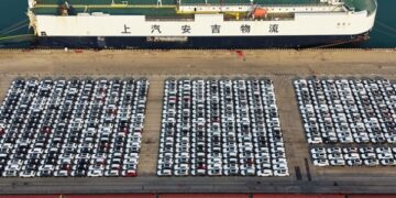 Китай удвічі скоротив постачання авто до Росії