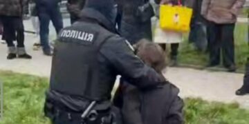 Жінка верещала і напала на людей з ножем: у Франківську незвичайне затримання на вулиці (ВІДЕО)