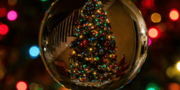 “Поставили не там – чекайте біди: де насправді має стояти різдвяна ялинка вдома