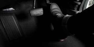 Навіщо потрібна прихована кнопка під педаллю газу в автомобілі