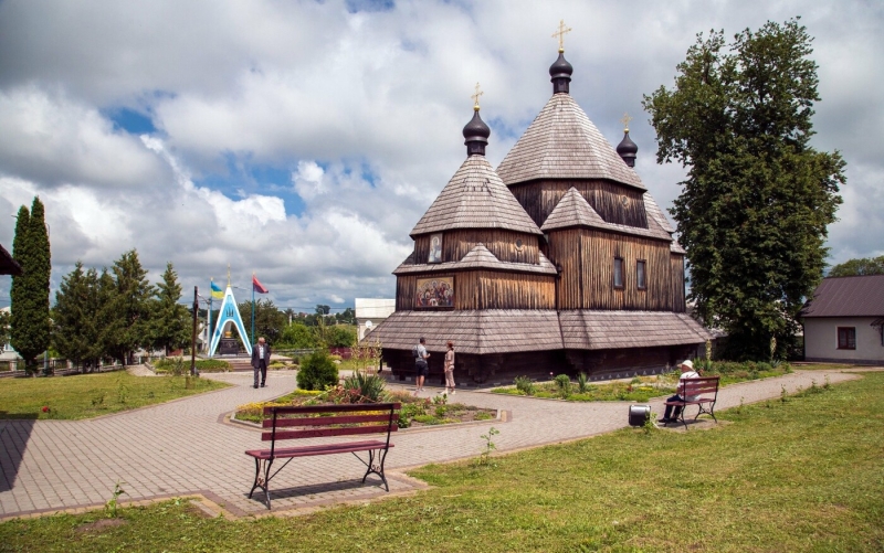 ВІд Хмельницького до Кучми: загадки дерев'яної церкви на Тернопільщині з іконостасом XVII століття