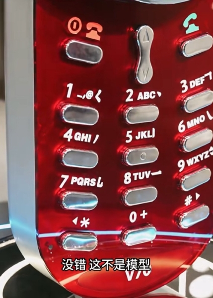 У китайському музеї мобільних телефонів виставлена двометрова функціональна репліка легендарної Motorola V70