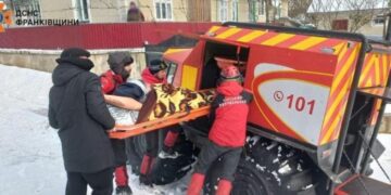 Через негоду Прикарпаття опинилося в пастці: ДСНС евакуює хворих