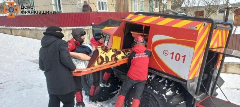 Через негоду Прикарпаття опинилося в пастці: ДСНС евакуює хворих