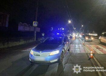 Водійка “Skoda” збила пішохідку в Хмельницькому: потерпілу госпіталізували