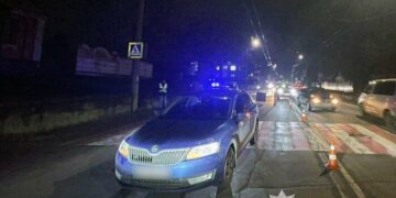 Водійка “Skoda” збила пішохідку в Хмельницькому: потерпілу госпіталізували