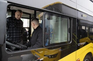 Нові трамваї та автобуси вийшли на столичні маршрути: де курсують та як виглядають