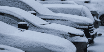 Помилки водіїв: які предмети не можна залишати в салоні автомобіля взимку