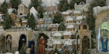 Понищений ракетою будинок у Тернополі відродився у найбільшій в Україні шопці в церкві святого Петра (ФОТО)