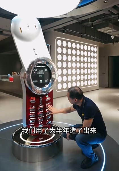 У китайському музеї мобільних телефонів виставлена двометрова функціональна репліка легендарної Motorola V70