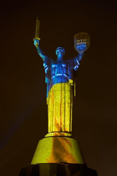 Центральний вокзал та Батьківщина-мати засяяли світловими проєкціями до Дня енергетика