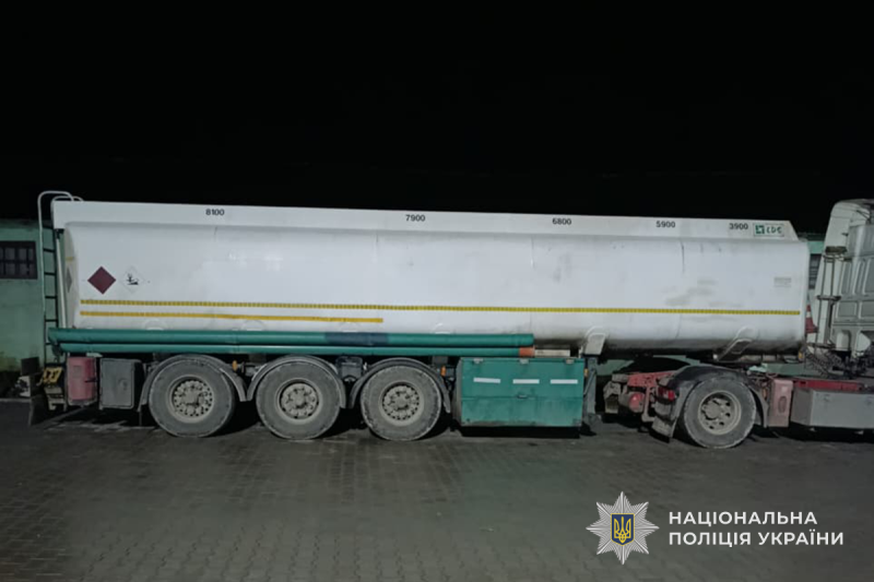 "Хотів продати крадене, приховавши нестачу": на Тернопільщині викрили водія, який розбавив азотні добрива водою
