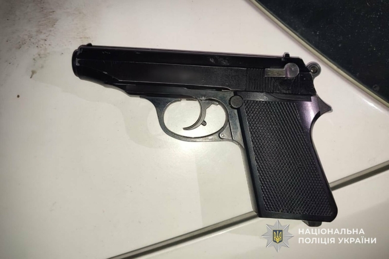 "Стартова зброя": поліцейські затримали 33-річного тернополянина, який вчинив стрілянину (ФОТО)