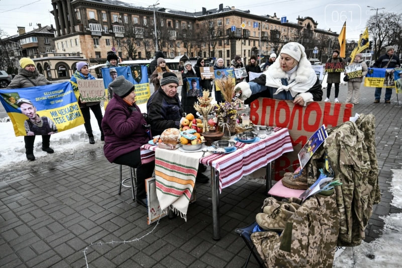 &laquo;Замість різдвяних подарунків - пожиттєві вироки&raquo;: у Запоріжжя відбувся перформанс &laquo;Різдво в полоні&raquo;
