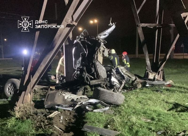 У Запоріжжі легковик влетів в електроопору: водій загинув, рятувальники деблокували постраждалого пасажира за допомогою спецінструментів