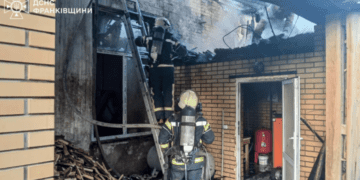 Палаючий дах і дим над селом: чим завершилася пожежа в меблевому цеху на Прикарпатті