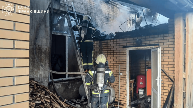 Палаючий дах і дим над селом: чим завершилася пожежа в меблевому цеху на Прикарпатті