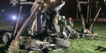 У Запоріжжі легковик влетів в електроопору: водій загинув, рятувальники деблокували постраждалого пасажира за допомогою спецінструментів