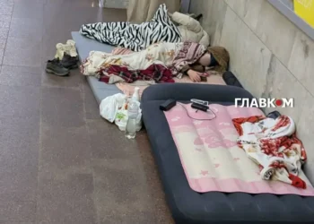 Жителі столиці провели ранок у метро через масований обстріл (фото)