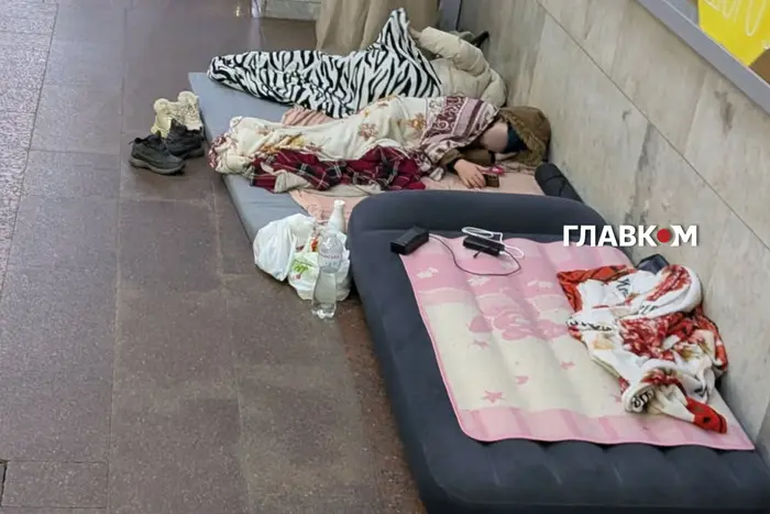 Жителі столиці провели ранок у метро через масований обстріл (фото)