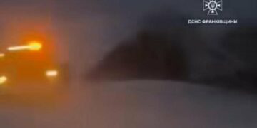 Снігова стихія стає пекельно складною: Прикарпаття під загрозою сильного снігу, шквального вітру та нових знеструмлень (ВІДЕО)