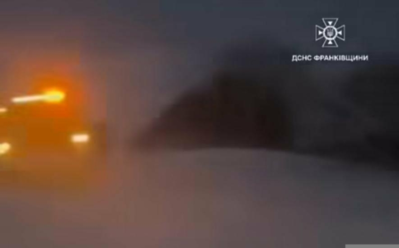 Снігова стихія стає пекельно складною: Прикарпаття під загрозою сильного снігу, шквального вітру та нових знеструмлень (ВІДЕО)