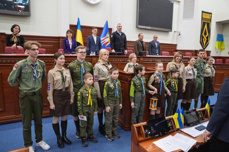 Пластуни принесли Вифлеємський вогонь миру у Київраду (фото)