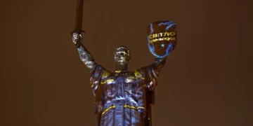 Центральний вокзал та Батьківщина-мати засяяли світловими проєкціями до Дня енергетика