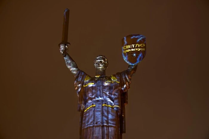 Центральний вокзал та Батьківщина-мати засяяли світловими проєкціями до Дня енергетика