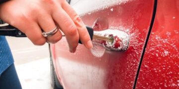 Як розморозити замок у машині взимку: поради фахівців