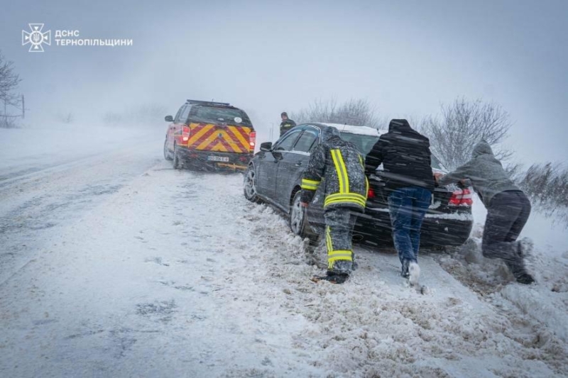 Тернопільщину накрила зимова негода: рятувальники витягають автобуси й розчищають дороги