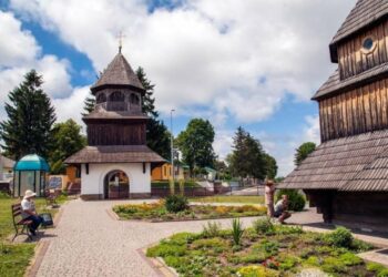 ВІд Хмельницького до Кучми: загадки дерев’яної церкви на Тернопільщині  з іконостасом XVII століття