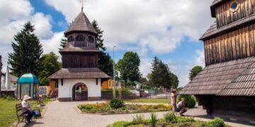 ВІд Хмельницького до Кучми: загадки дерев’яної церкви на Тернопільщині  з іконостасом XVII століття