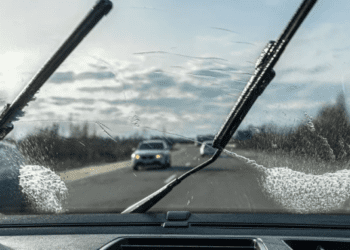 Водіїв закликали одягати старі шкарпетки на склоочисники: що це дасть