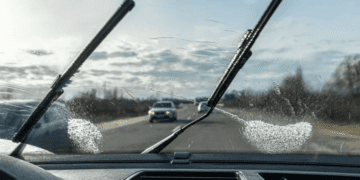 Водіїв закликали одягати старі шкарпетки на склоочисники: що це дасть