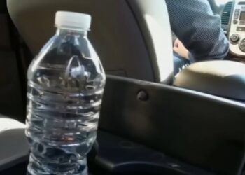 Як пляшка води може завдати шкоди електромобілю на $12000 (ВІДЕО)